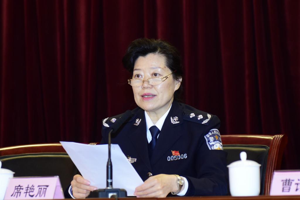 席艳丽副校长主持反馈会王良晨专家反馈意见和建议段钢专家反馈意见和